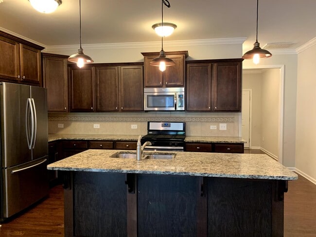 Building Photo - 204 Princess Pl