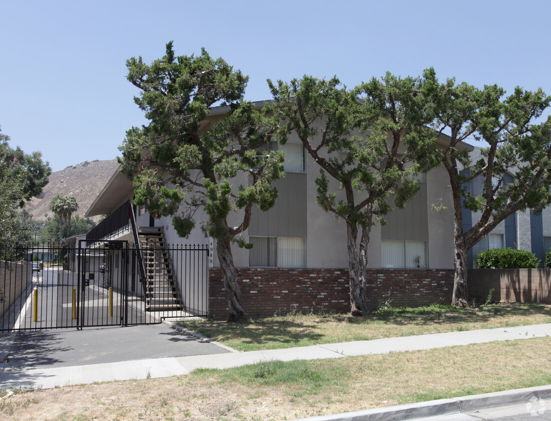 Building Photo - 4988 Sierra Vista Ave