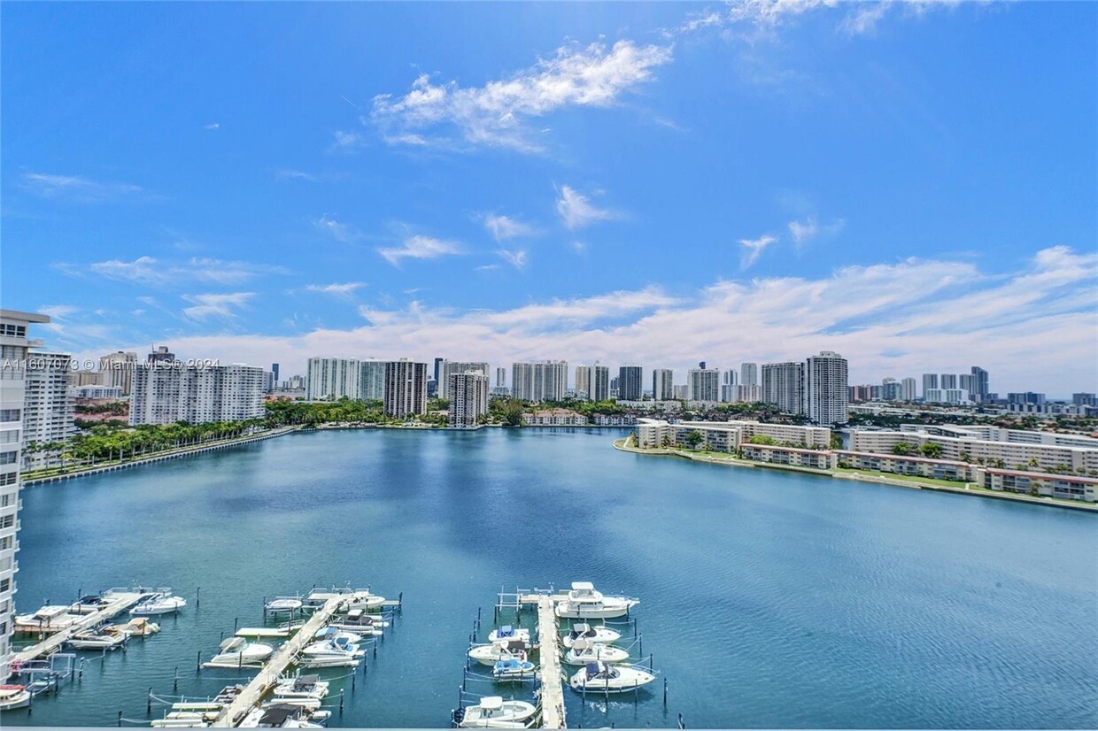 Foto principal - 18041 Biscayne Blvd