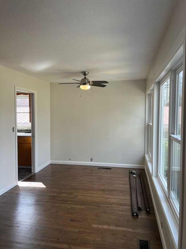 Foto del edificio - Your Mt. Tabor Oasis: Huge Yard, Oversized Shop-Garage & Sun-Drenched Living!