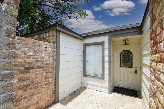 Building Photo - 2023 Lexington Woods Dr