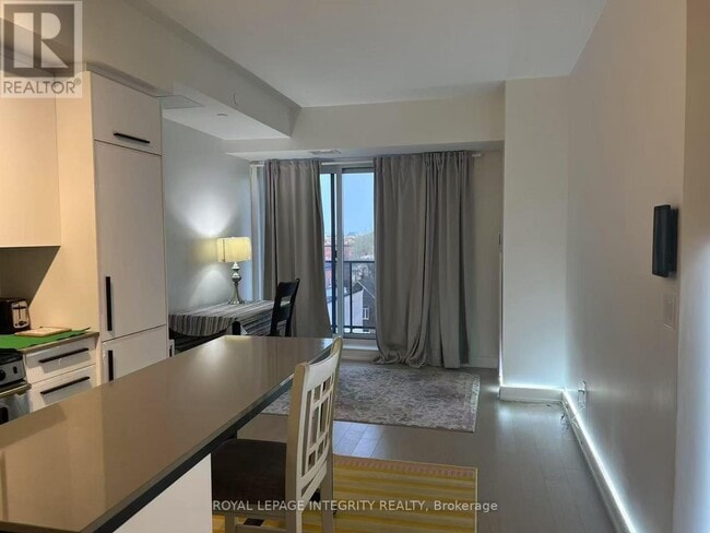 Building Photo - 560 Rideau St