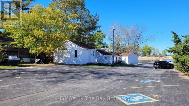 Building Photo - 280 River Rd E