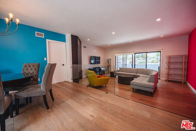 Foto del edificio - 3116 Beachwood Dr