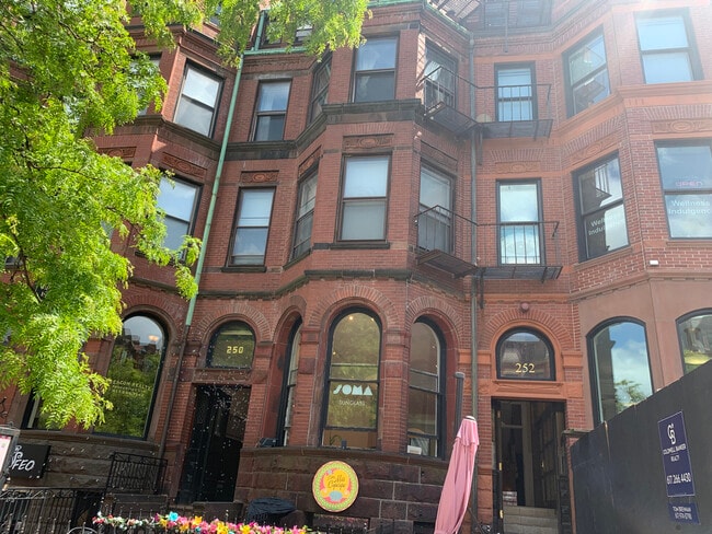 Building Photo - 250 Newbury St