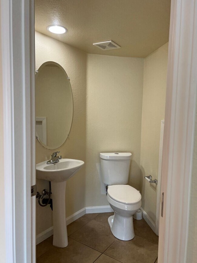 Building Photo - Park River Oak Circle Condo -Available Now...