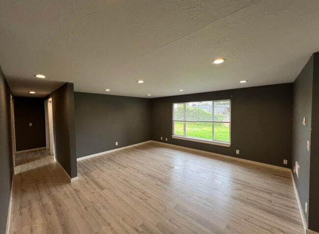 Foto del edificio - 3128 Woodleaf St NE