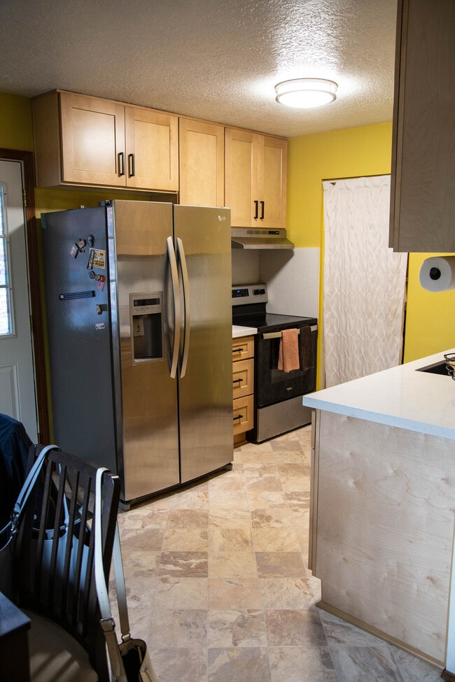 Building Photo - 6647 N Astor St