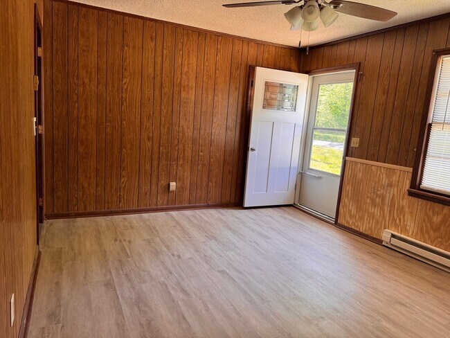 Foto del edificio - 3 bed, 1 bath brick home located in Troy