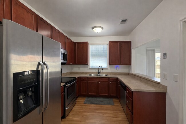 Foto del edificio - Spacious End-Unit Condo with Dual Primary Suites & Bonus Room