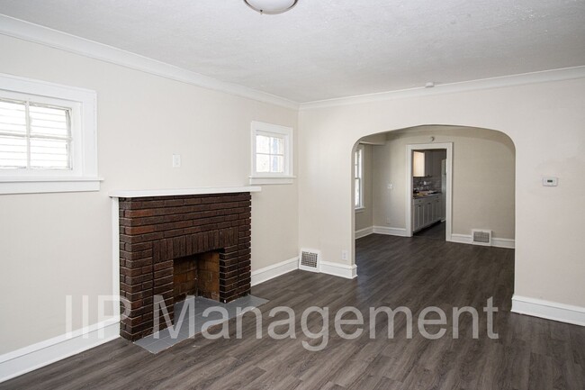 Foto del edificio - NEWLY UPDATED 3 BED/1.5 BATH ON W. 114TH S...