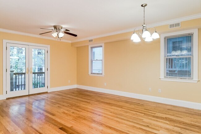 Building Photo - 164 Boylston St