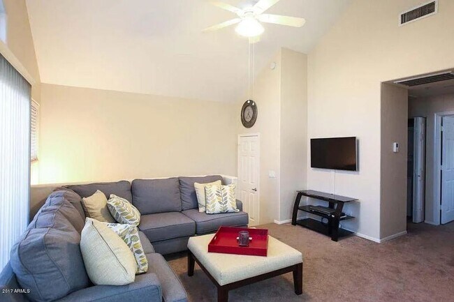 Foto del edificio - 1633 E Lakeside Dr