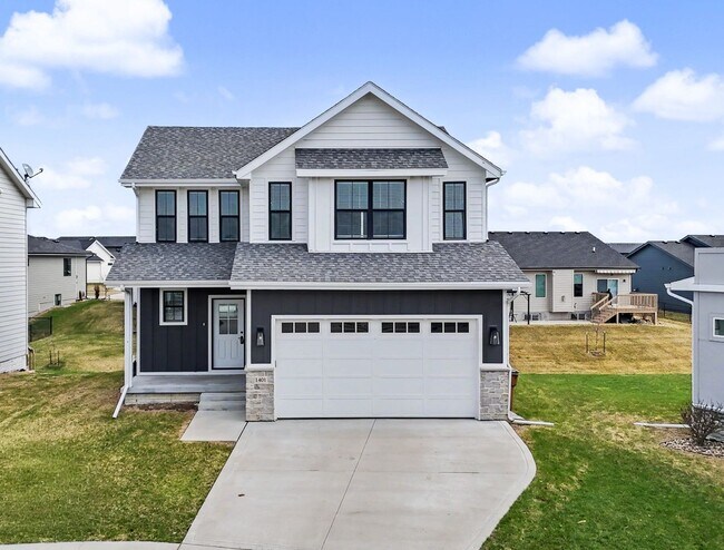 Foto del edificio - Spacious 4-Bedroom Home with 2-Car Garage & Yard