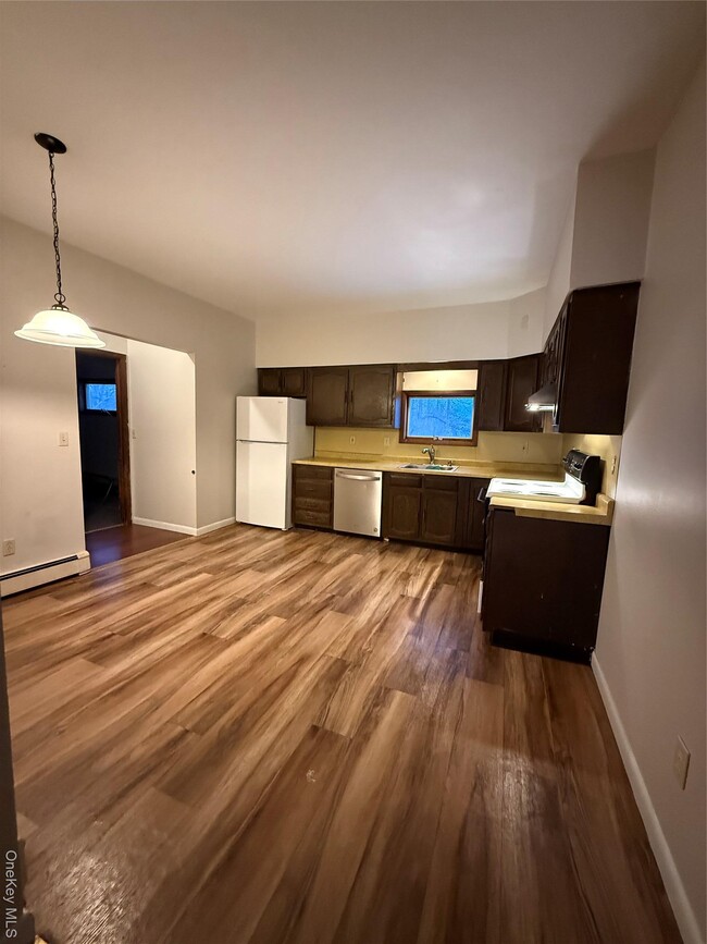 Building Photo - 90 W Main St