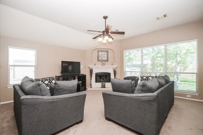 Foto del edificio - 5823 Knollwood Tr