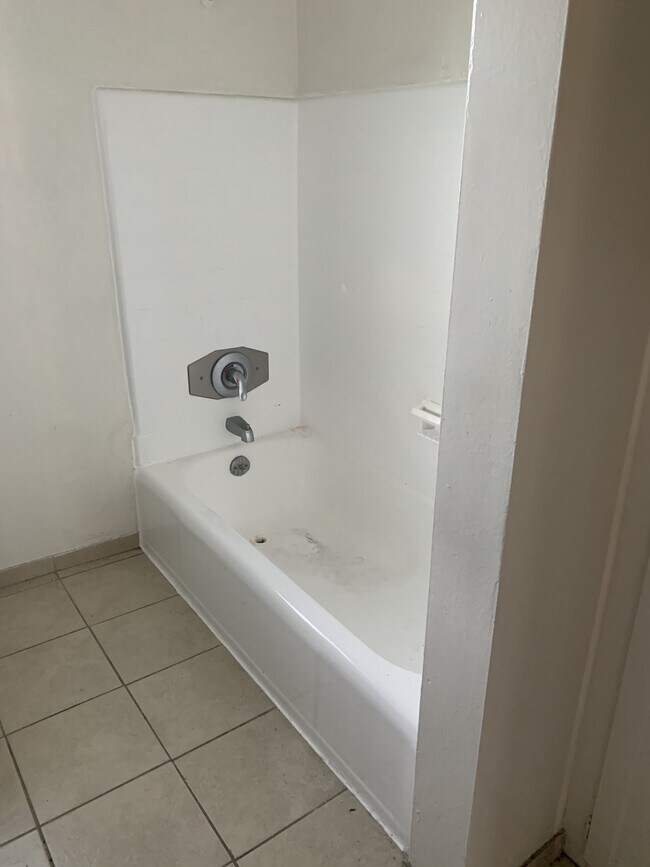 Tub/shower - 4450 Overland Ave