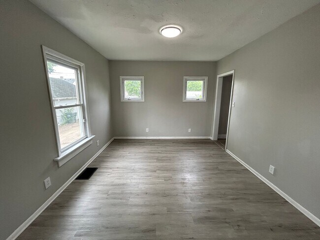 Foto del edificio - Spacious 3-Bedroom, 1 Bathroom Home Locate...