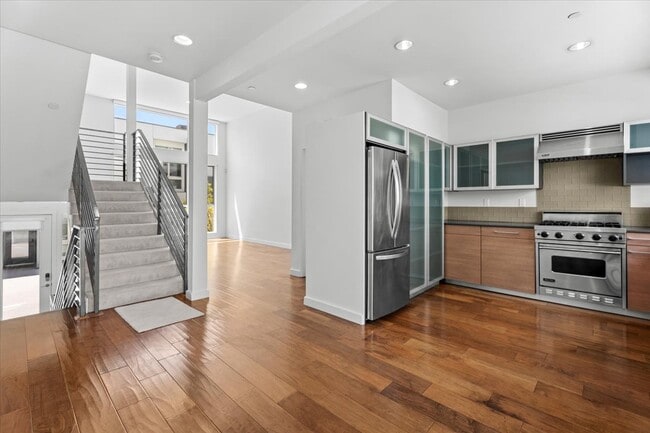 Building Photo - 4151 Redwood Ave