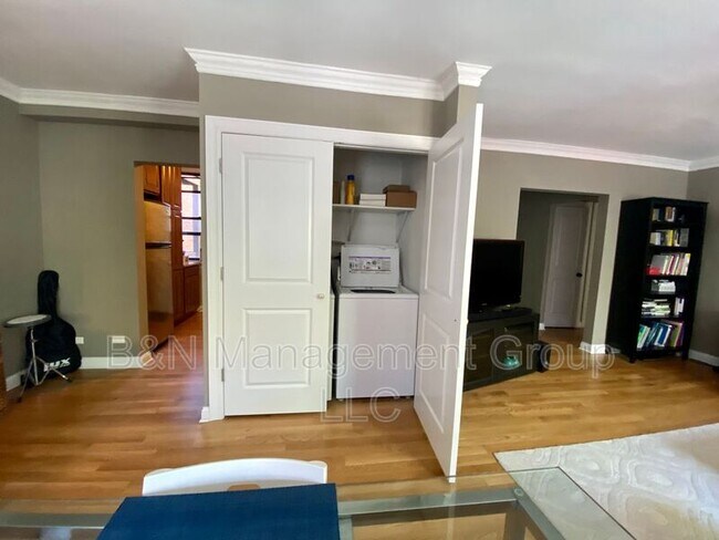 Building Photo - 918 W Oakdale Ave