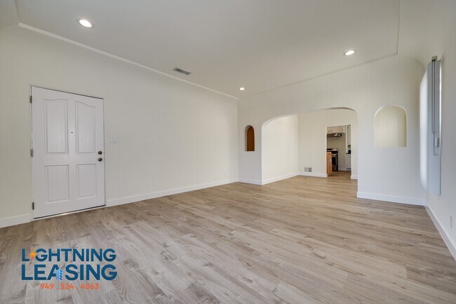 Building Photo - 6137 Saturn St
