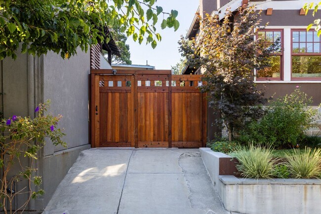 Building Photo - Wonderful Rockridge Home for Lease