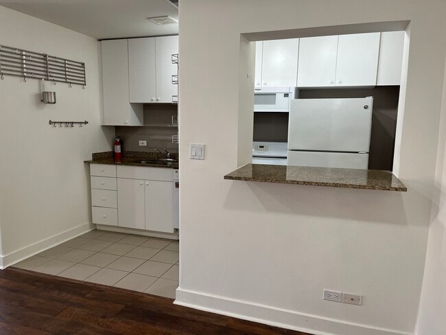 Kitchen - 3946 N Lowell Ave