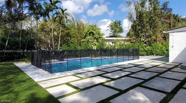 Foto del edificio - 3 br, 2 bath House - 6463 Manor Ln