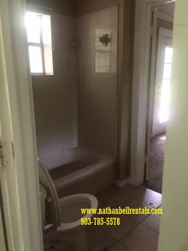 Building Photo - Single-Family Home: 3 bed, 2 bath