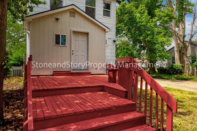 Foto del edificio - Large 4 bedroom 2 bath in well established Oakland neighborhood