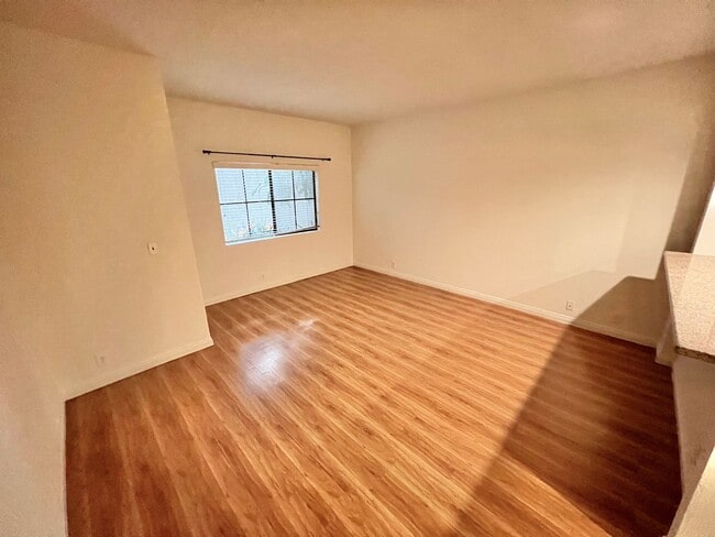 Building Photo - Upgraded 1 Bedroom Condo in a Secured Quie...