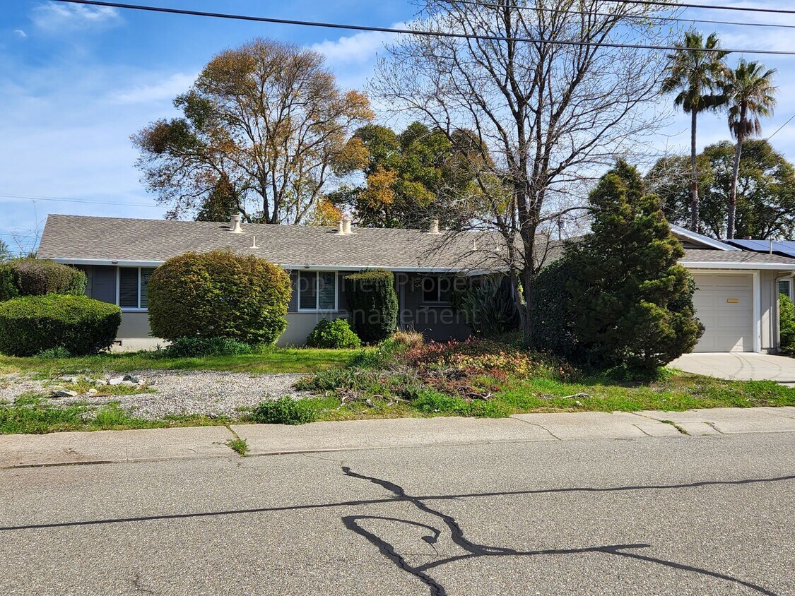 Primary Photo - Very nice single-story, Ranch-style 4 Bd/2...