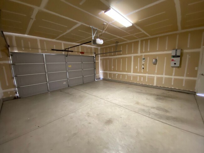 Foto del edificio - NW Visalia Home Available now, October SPE...