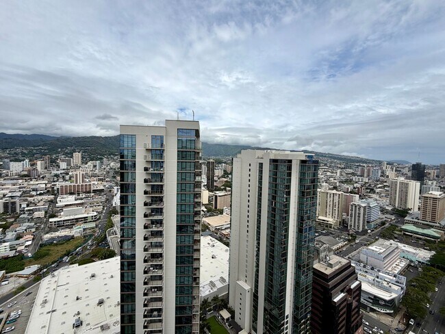 Foto del edificio - The Central Ala Moana: 1 Bed, 1 Bath Top Floor Unit with 1 Parking