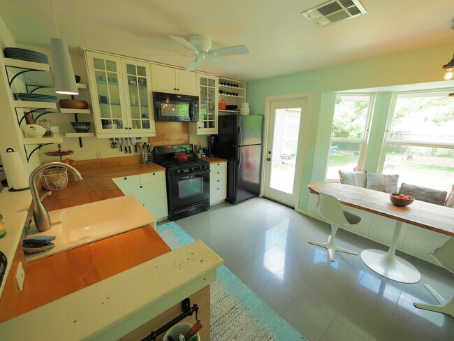 Foto del edificio - Tastefully Updated 2 Bedroom, 1 Bath Home ...