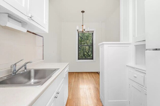 Building Photo - Renovated 1 Bedroom 1 Bathroom