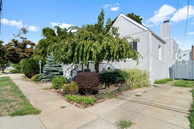 Building Photo - 2419 Riverside Dr