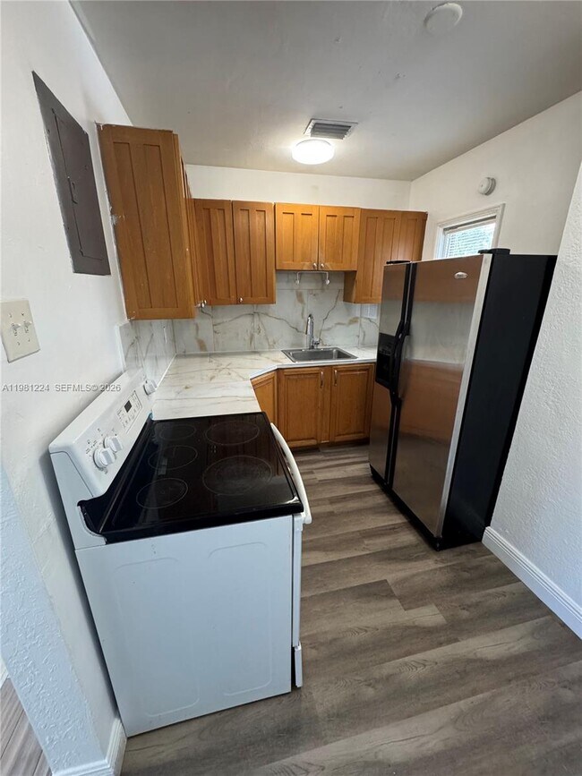 Foto del edificio - 1025 NW 7th Ave