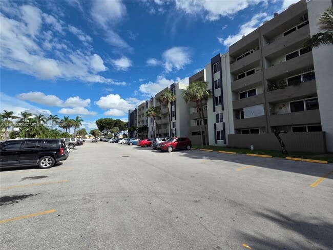 Foto del edificio - 10000 NW 80th Ct