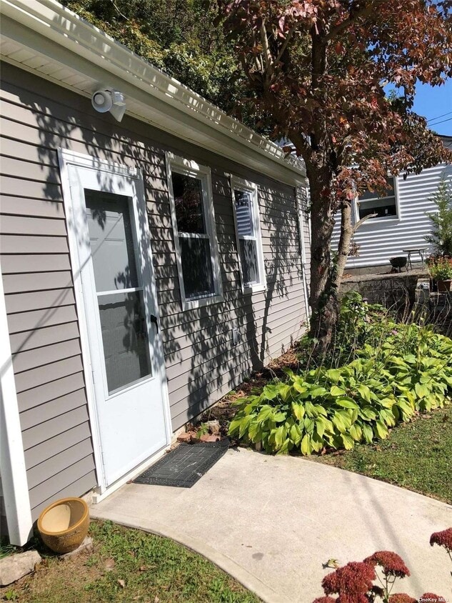 107 Berkshire Dr, Farmingville, NY 11738 House Rental in Farmingville