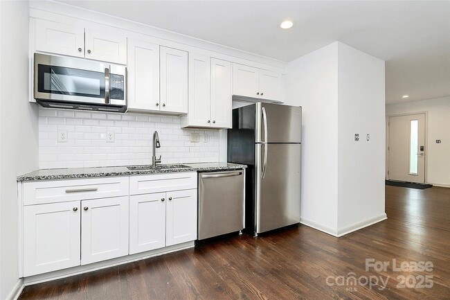 Building Photo - 3100 Erskine Dr
