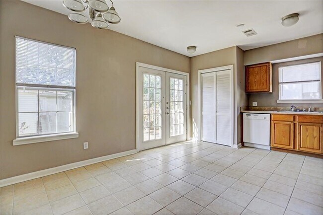 Foto del edificio - 2424 Brun St