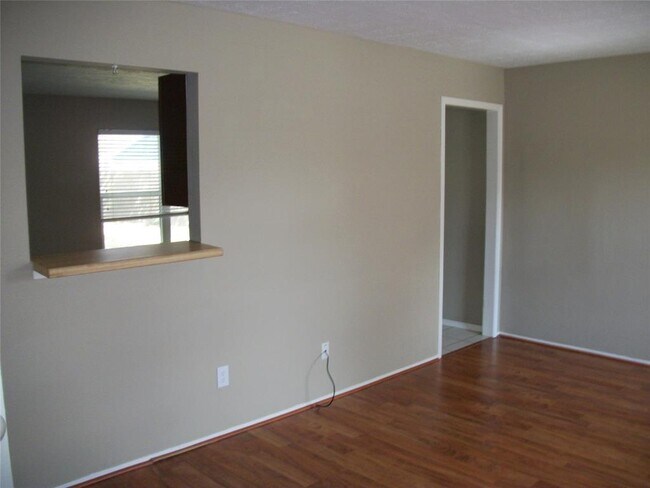 Building Photo - 1011 Stoneleigh Ct