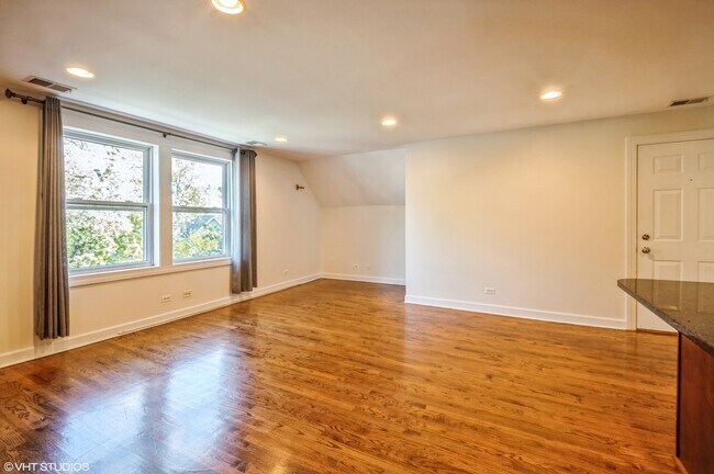 Building Photo - 3258 N Oakley Ave