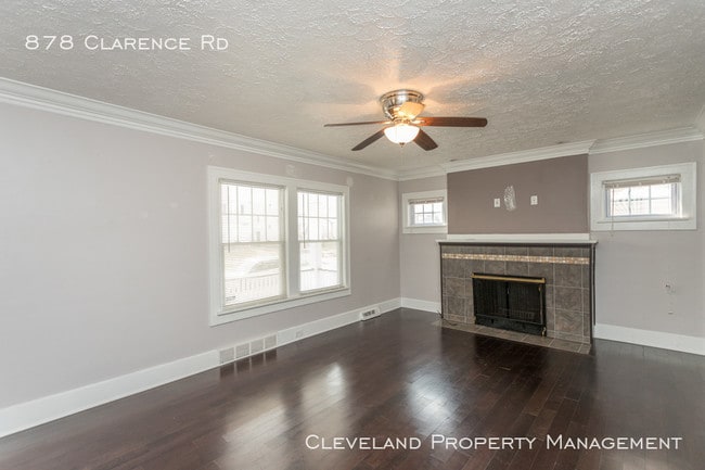 Building Photo - Darling Cleveland Hts Colonial!