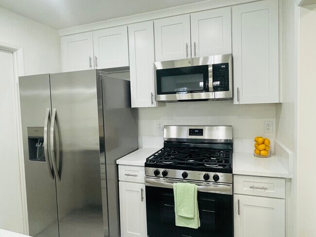 Building Photo - 2571 Plaza del Amo