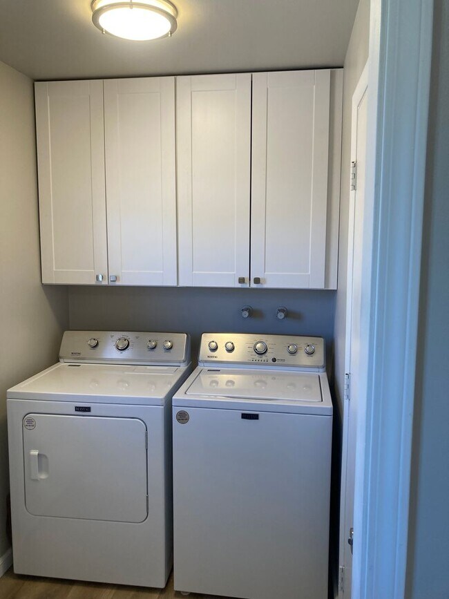 Building Photo - Charming Newly Renovated 2 Bed, 1 Bath Apa...