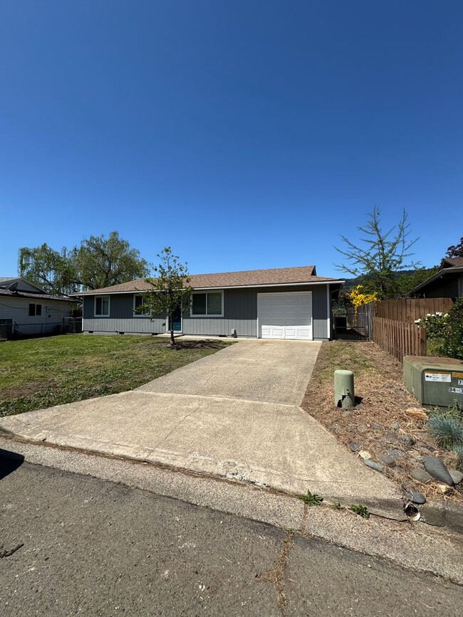 Foto del edificio - Myrtle Creek 3 bedroom home with 1 car garage