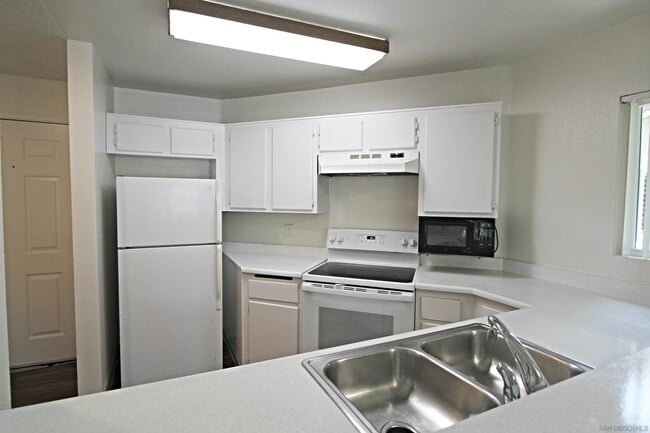 Building Photo - 7575 Charmant Dr