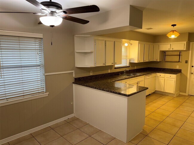 Foto del edificio - 11215 Mayfield Rd